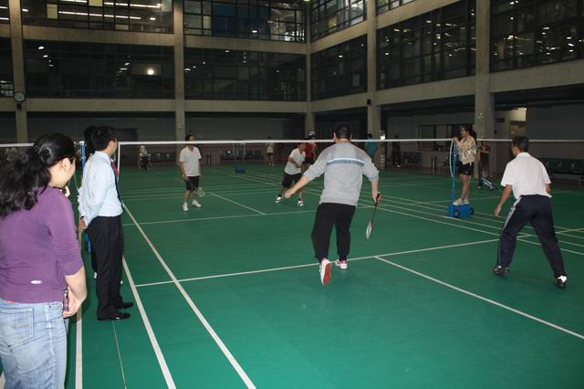 J9.COM集团进行第一届羽毛球角逐